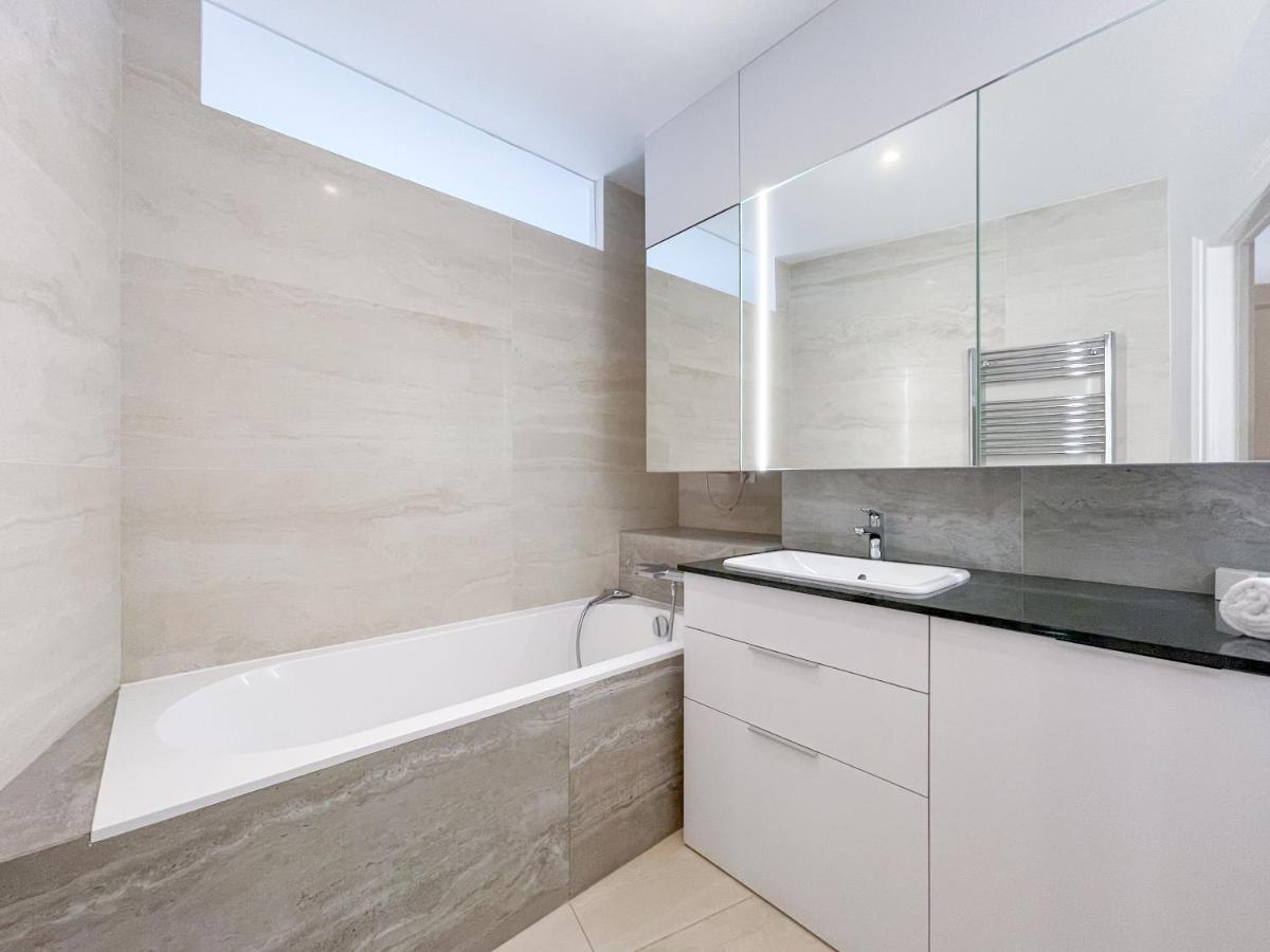 Elysian Apartment Братислава Екстериор снимка